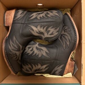 NWT Roper Women’s Black and Grey Cowboy Boots